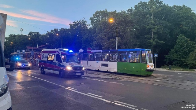 Wypadek na Pomorzanach w Szczecinie. Po godz. 21 przebiegający przez torowisko czternastolatek wpadł pod tramwaj przy skrzyżowaniu al. Powstańców Wielkopolskich z ul. Starkiewicza.