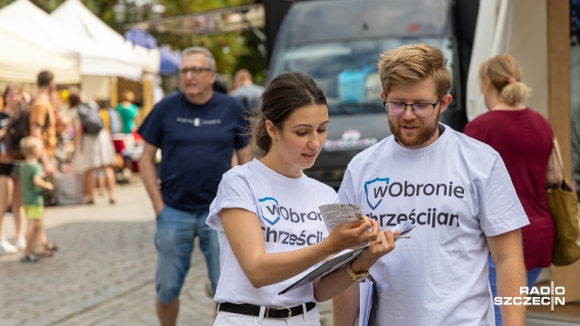 Kilkaset kolejnych podpisów zebrali członkowie stowarzyszenia Fidei Defensor podczas Jarmarku Jakubowego w Szczecinie. To inicjatywa mająca na celu ochronę wartości chrześcijańskich.