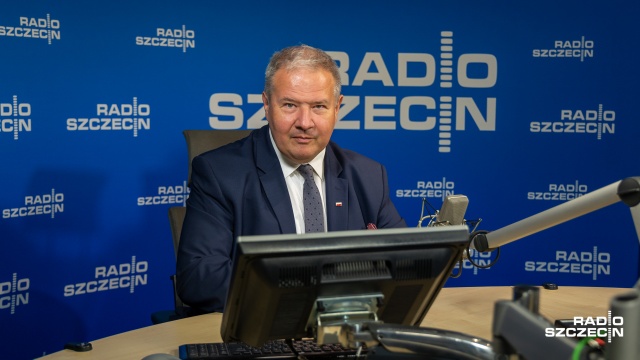 Potrzebnie jest zniesienie ich dla parlamentarzystów i sędziów - takie słowa wypowiedział w niedzielę lider obozu rządzącego w Koninie.