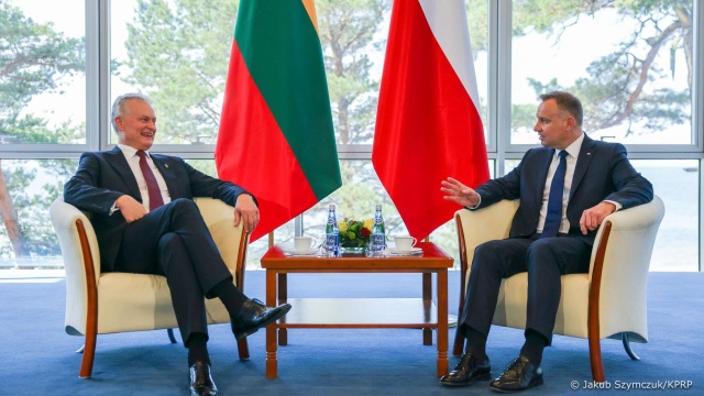 Wtorek to drugi dzień polsko-litewskich konsultacji na szczycie. Główny temat rozmów prezydentów Andrzeja Dudy i Gitanasa Nausedy to wojna na Ukrainie i konsekwencje tego konfliktu. Spotkanie zorganizowano w prezydenckiej rezydencji na Mierzei Helskiej.