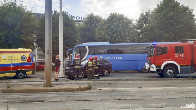 Samochód osobowy uderzył w słup.