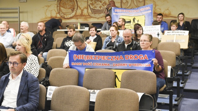 W Goleniowie dziś absolutoryjna sesja Rady Miasta, podczas której mieszkańcy Klinisk Wielkich, Rurzycy, Pucic, Załomia oraz Czarnej Łąki będą walczyć o chodniki i bezpieczne pobocza. Dziś stawią się w urzędzie.