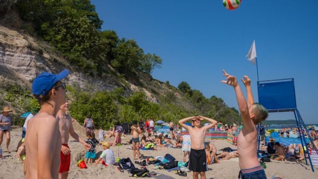 Prawie 15 tysięcy dzieci skorzysta w tym roku z wakacyjnego wypoczynku organizowanego przez Caritas Polska. Na uczestników wyjazdów, półkolonii i wycieczek czekają warsztaty oraz zwiedzanie polskich miast. Dla wielu z nich to jedyna w ciągu roku, aby wypocząć poza domem.