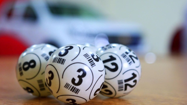 Aż 1,02 miliarda dolarów wyniesie pula głównej wygranej w najbliższym losowaniu loterii Mega Millions w Stanach Zjednoczonych - informuje Agencja Associated Press.