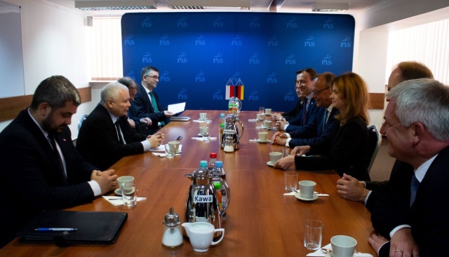 Relacje polsko-niemieckie, a także wojna na Ukrainie, między innymi te tematy zostały poruszone podczas środowego spotkania prezesa PiS Jarosława Kaczyńskiego z delegacją polityków CDU, w tym przewodniczącym partii Friedrichem Merzem.