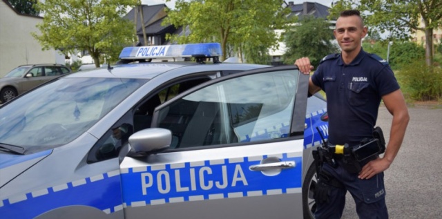 Starszy sierżant Damian Mucha z Polic to dzielnicowy na medal - chwalą się nim policjanci. W dniu wolnym od służby rozpoznał poszukiwanego mężczyznę, ruszył w ślad za nim i wezwał na pomoc patrol policji.