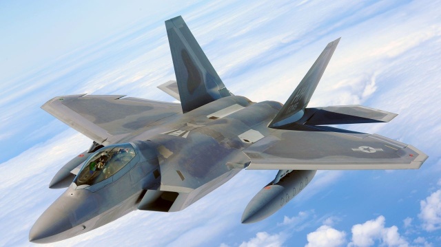 Amerykańskie myśliwce F-22 Raptor lecą do Polski. Sześć tych maszyn pojawi się w bazie lotniczej w Łasku po weekendzie.