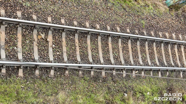 Zerwana sieć trakcyjna na przejeździe kolejowym w Godkowie Osiedle - nie kursują pociągi w gminie Chojna. Ruch został wstrzymany na trasie Chojna-Godków.