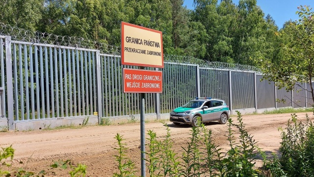 Wiceminister spraw wewnętrznych i administracji, Maciej Wąsik powiedział, że zapora na granicy z Białorusią to skuteczna metoda zapobiegania nielegalnej migracji i Polska wybudowała ją przede wszystkim, by bronić swojej racji stanu.