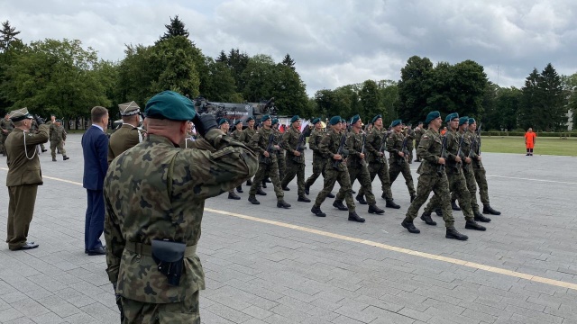 W Chełmie trwają uroczystości przysięgi wojskowej żołnierzy dobrowolnej zasadniczej służby wojskowej 19. dywizjonu artylerii samobieżnej.