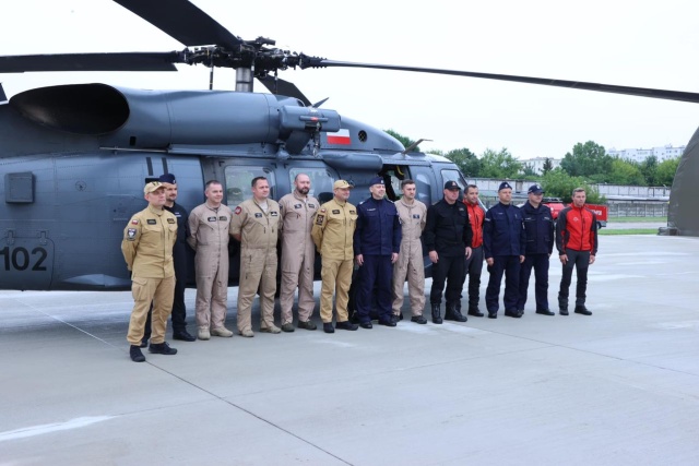 Polska ekipa strażaków i policyjnych pilotów wielozadaniowego śmigłowca Black Hawk wróciła do kraju z Czech, gdzie przez pięć dni uczestniczyła w akcji pożaru Parku Narodowego Czeska Szwajcaria.