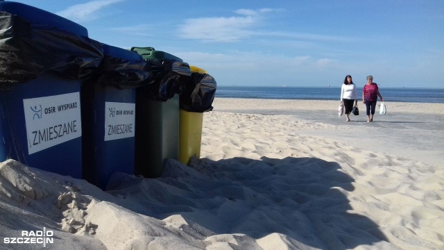 Kontrowersyjny pomysł na redukcję śmieci na świnoujskiej plaży sprawdził się. W tym roku na terenie kąpieliska ustawiono o połowę mniej koszy na odpady. Jak to możliwe, że nietypowe rozwiązanie działa i czy każdemu odpowiada Sprawdziła to reporterka Radia Szczecin.