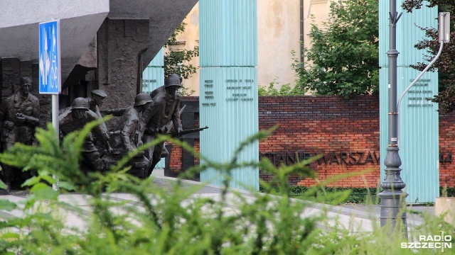 Wystąpienie zbrojne przeciwko okupującym Warszawę wojskom niemieckim przypomina dzisiejszą wojnę na Ukrainie, ponieważ skala zniszczeń i liczba zabitych cywilów przypomina nam wydarzenia, które miały miejsce w 1944 roku - tak historycy w audycji Radio Szczecin na Wieczór skomentowali 78. rocznicę wybuchu Powstania Warszawskiego.