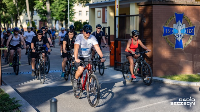 Robimy to, żeby nie zapomnieć o ofierze naszego przyjaciela - mówili byli i obecni żołnierze 12. Dywizji Zmechanizowanej. Stu rowerzystów wzięło udział w Rajdzie Rowerowym ku pamięci starszego chorążego Łukasza Sroczyńskiego. Wystartowali o godz. 8 przed koszarami w alei Wojska Polskiego.