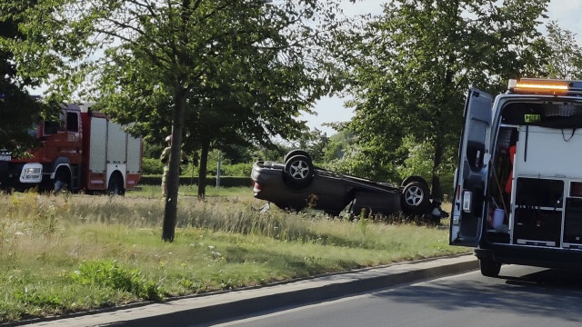 Auto znajduje się na pasie zieleni między jezdniami. Na miejscu są służby, które zajęły jeden pas ruchu w stronę Łukasińskiego.