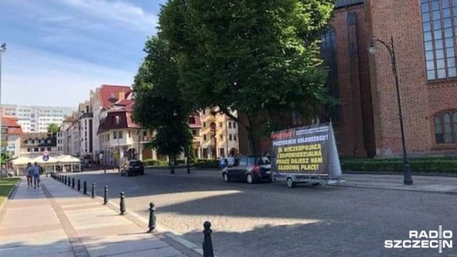 Trwa protest pracowników Miejskiego Ośrodka Pomocy Społecznej w Kołobrzegu. Po oflagowaniu budynku MOPS protestujący poszli krok dalej.