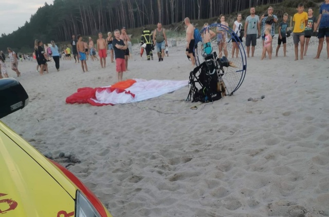 Niebezpieczne zdarzenie na plaży w Chłopach, w powiecie koszalińskim. Paralotniarz spadł na ludzi, którzy wypoczywali nad morzem.