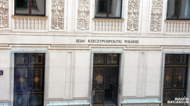 Sejm zajmie się między innymi poprawkami Senatu do ustawy o dodatku węglowym. Senat rozszerzył zakres gospodarstw domowych uprawnionych do otrzymania trzech tysięcy złotych na zakup węgla.