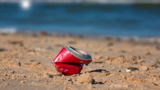 Problem śmieci, a raczej turystów, którzy zostawiają je na plaży to prawdziwa plaga - zwracają uwagę władze Mielna. Tylko w lipcu pracownicy służb komunalnych zebrali 90 ton odpadów.