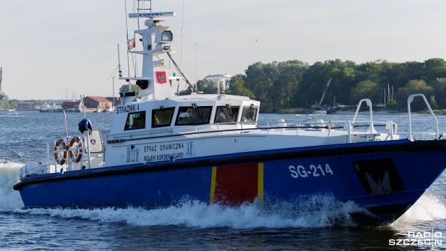 Pięciu mężczyzn bawiło się na łódce w Świnoujściu. Bawili się na tyle dobrze, że interweniować musiała policja i Straż Graniczna.
