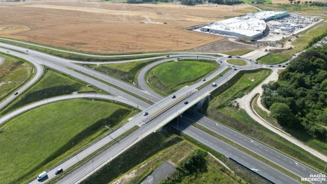 56 milionów złotych będzie kosztować brakujący odcinek drogi dojazdowej do Kołobrzegu. Właśnie podpisano umowę na wykonanie inwestycji.