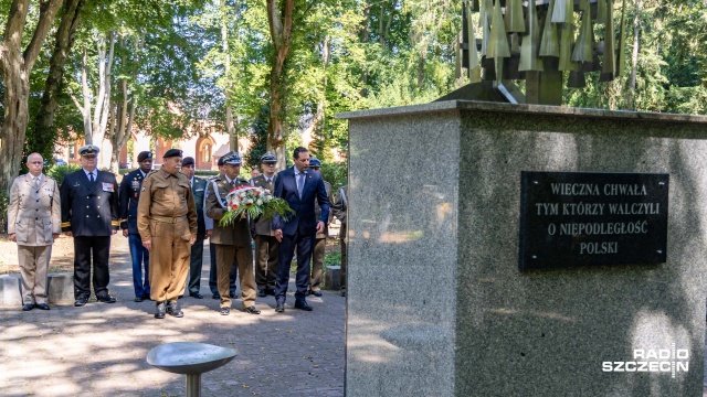 Z okazji przypadającej 130. rocznicy urodzin gen. Władysława Andersa przedstawiciele szczecińskiego Oddziału IPN oddali hołd wybitnemu dowódcy 2. Korpusu Polskiego składając kwiaty przed pomnikiem Pamięci Kombatantów znajdującym się na Cmentarzu Centralnym w Szczecinie.