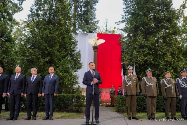 Prezydent Andrzej Duda podziękował żołnierzom za ich służbę i gotowość obrony polskiej ziemi oraz niesienia pomocy naszym sąsiadom.