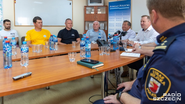 Na wysokości powiatu polickiego sytuacja na Odrze i w Zalewie Szczecińskim jest stabilna i stale monitorowana przez szereg służb - zapewnił Starosta Policki Andrzej Bednarek.