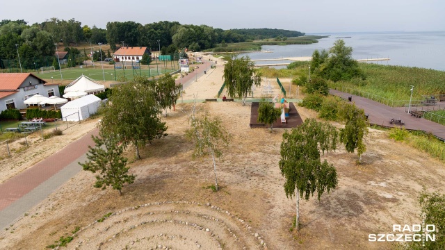 Plaża w Trzebieży nad Zalewem Szczecińskim świeci pustkami. Miejscowość opustoszała, a to wszystko na skutek katastrofy ekologicznej i zakazu korzystania z wód Odry i Zalewu Szczecińskiego.