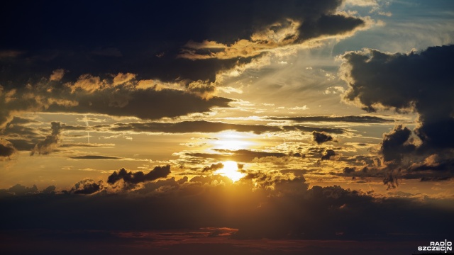 Instytut Meteorologii i Gospodarki Wodnej prognozuje, że minimalna temperatura wyniesie od 17 stopni na wschodzie kraju do 21 stopni w Polsce zachodniej.