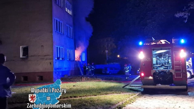 Do zdarzenia doszło w bloku przy ul. Broniewskiego. Ogień po północy pojawił się w mieszkaniu na parterze.