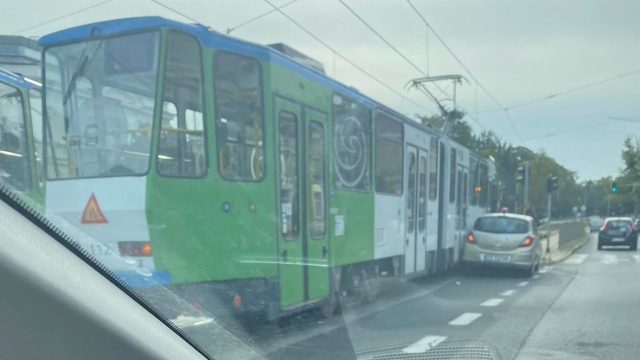 Kolizja tramwaju z samochodem osobowym. Do zdarzenia doszło na skrzyżowaniu al. Wojska Polskiego i Piotra Skargi.