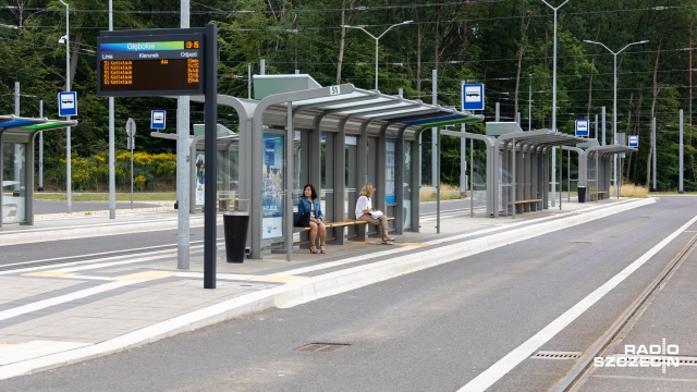 Mieszkańcy Niebuszewa podróżujący rano do pracy w stronę Dobrej czy Grzepnicy narzekają na brak skomunikowania autobusów. Kilkadziesiąt minut muszą odczekać na pętli Głębokie.