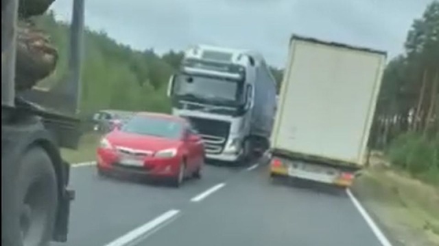 Doszło tam do awarii ciężarówki - zepsute auto blokuje jeden pas w kierunku Gorzowa Wielkopolskiego.