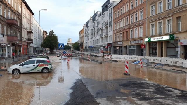 Mieszkańcy Al. Wojska Polskiego mają już wodę i mogą swobodnie dojechać do swoich posesji.