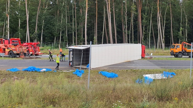 AKTUALIZACJA: Udrożniono już po jednym pasie w kierunku Koszalina i Szczecina na drodze S6 w rejonie Płotów. Udało się też załadować towar na nowy pojazd i postawić ciężarówkę na koła.