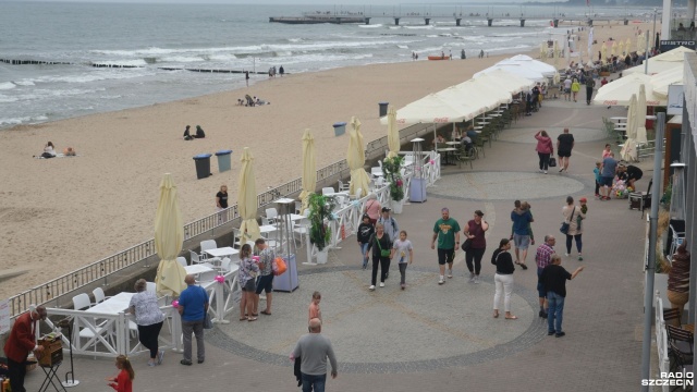 Słoneczny sierpień sprawił, że turyści wypoczywający nad Bałtykiem niemal każdego dnia oblegali nadmorskie plaże. Jak przyjezdni spędzają jednak czas, gdy pogoda nie sprzyja wylegiwaniu się na piasku