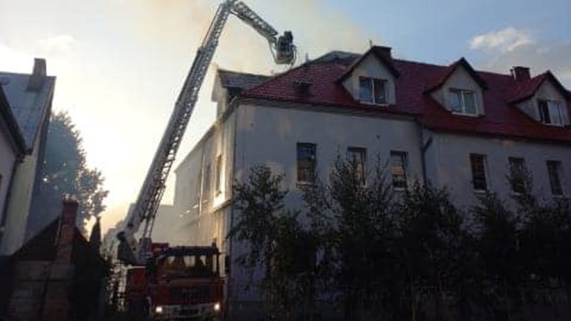 Trzy osoby trafiły do szpitala w wyniku wybuchu pożaru w kamienicy w Pyrzycach.