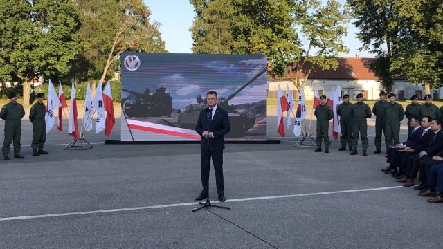 Wicepremier i minister obrony narodowej Mariusz Błaszczak podpisał umowę z przedstawicielami koreańskich firm zbrojeniowych na dostawy czołgów K2 i armatohaubic K9. Uroczystość odbyła się w Morągu.