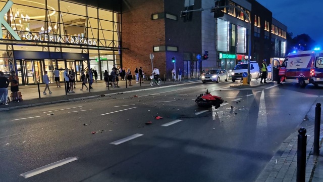Około godziny 20.30 w okolicy Kaskady, na skrzyżowaniu ulic Bałuki i Kaszubskiej samochód osobowy zderzył się z motocyklem.