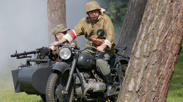 Inscenizacje historyczne, skoki do wody ze śmigłowca, koncerty kobziarzy, rekonstrukcje historyczne. W Dziwnowie trwa 13. Festyn Komandosa.