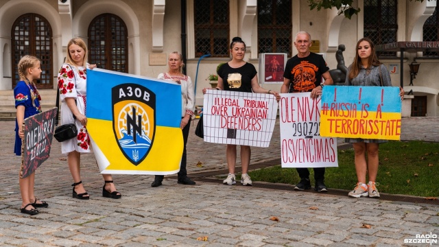 Są koncerty i słodkości ale z powodu trwającej wojny, to inne święto niż w poprzednich latach. Niektórzy z plakatami oddają hołd rodakom.