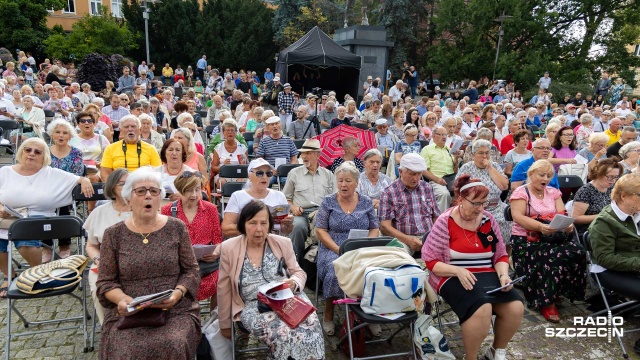 Hej, hej ułani, Jak długo w sercach naszych, czy też Piechota - to tylko niektóre z pieśni jakie rozbrzmiały dziś na pl. Lotników w Szczecinie. To już po raz 19 mieszkańcy śpiewali Polskie Pieśni Patriotyczne.