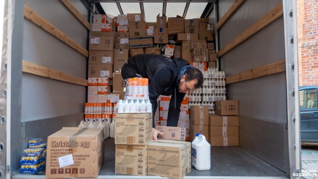 Fundacja Małych Stópek przygotowuje kolejne transporty darów na Ukrainę. Do tej pory ze Szczecina wysłała już kilka ciężarówek wypakowanych żywnością, odzieżą czy lekami.