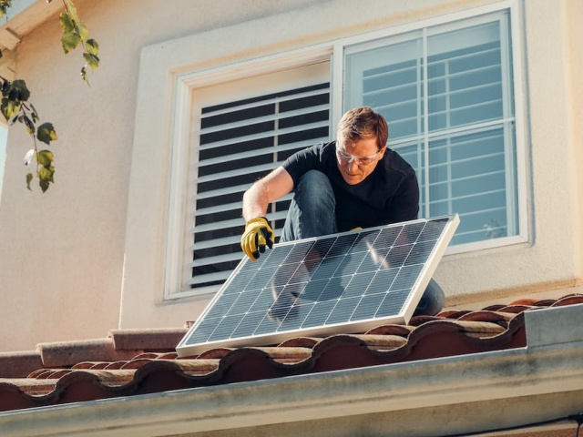 Nowoczesna pompa ciepła sama w sobie stanowi bardzo ekonomiczne i ekologiczne rozwiązanie. Jeżeli chcesz jeszcze bardziej obniżyć koszty, zarówno ogrzewania jak i energii, montaż pompy razem z instalacją fotowoltaiczną to rozwiązanie właśnie dla Ciebie. W przypadku takiego połączenia należy dokładnie obliczyć, ile paneli i o jakiej mocy potrzebne jest, aby pompa ciepła mogła efektywnie pracować.