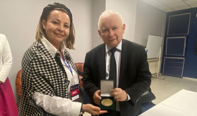 Prezes PiS Jarosław Kaczyński przyjął z rąk wiceprezes Związku Polaków w Niemczech Anny Wawrzyszko medal z okazji 100-lecia istnienia Związku.