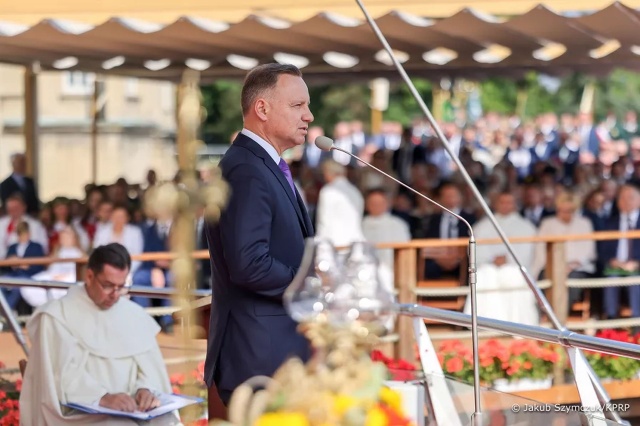 Prezydent Andrzej Duda powiedział, że bieżący rok jest rokiem dobrych plonów. Podczas ogólnopolskich dożynek, zorganizowanych na Jasnej Górze w Częstochowie pod hasłem Do Maryi Królowej Pokoju, prezydent podziękował rolnikom za zapewnienie Polakom bezpieczeństwa żywnościowego.
