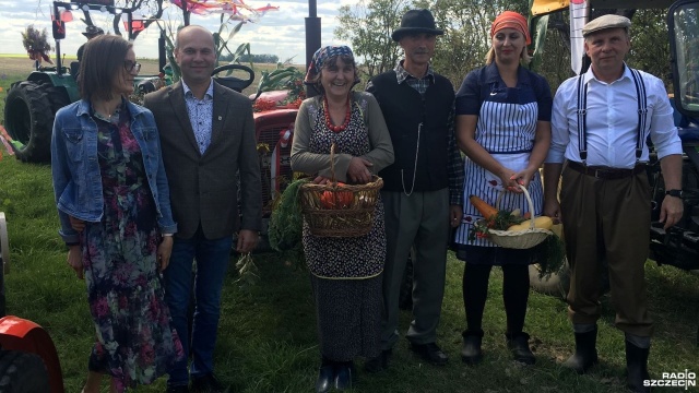 Plony były dobre, a sprzyjająca pogoda umożliwiła szybki zbiór zbóż. Zachodniopomorscy rolnicy podsumowują tegoroczne żniwa. W wielu gminach odbywały się w miniony weekend gminne dożynki. Rolnicy z gminy Przelewice dziękowali za tegoroczne zbiory podczas dożynek w Jesionowie.