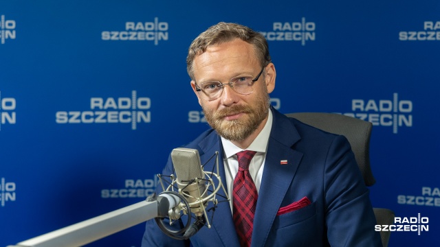 Polityczna błazenada - mówi wojewoda zachodniopomorski o zachowaniu opozycji w trakcie katastrofy na Odrze. Zbigniew Bogucki podkreślił, że jest gotowy do otwartej debaty w mediach na temat działań na rzece.