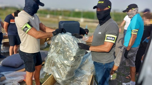 Zarzuty przemytu 113 kilogramów marihuany z Hiszpanii do Polski postawiła Prokuratura Krajowa trzem mężczyznom.